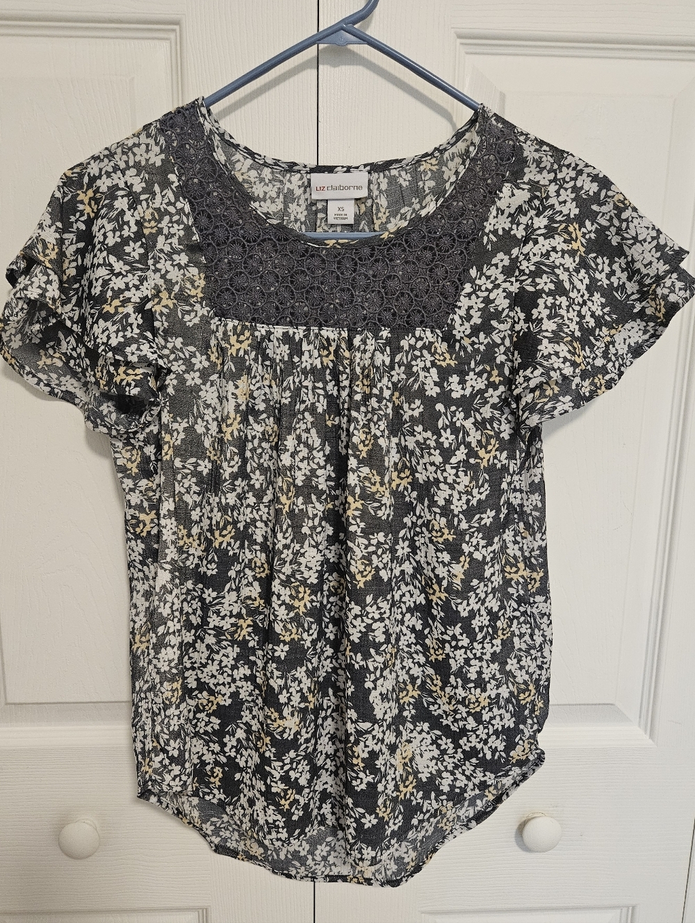 Liz Claiborne Women's Floral Crochet Flutter Short Sleeve Blouse Size XS